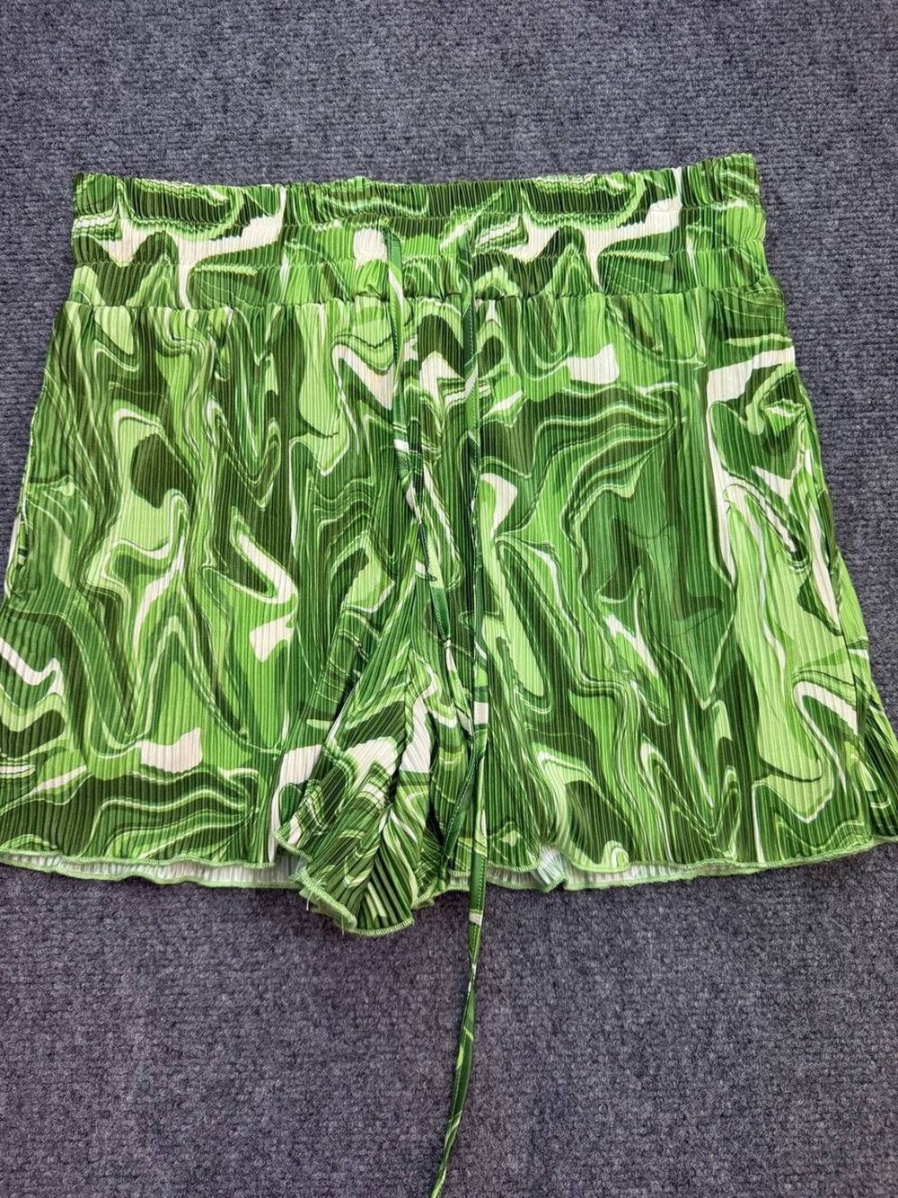 Fashion Nova Women’s Shorts Size M Green Abstract Print Pleated High Rise NWOT